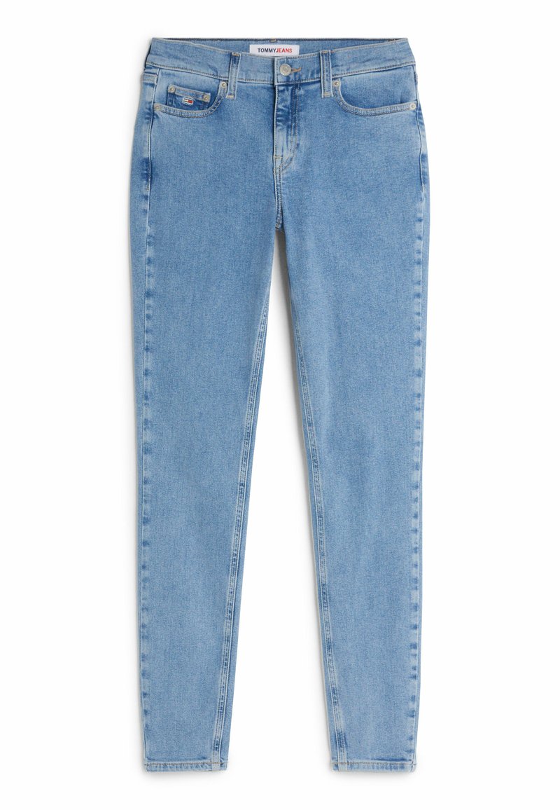 Helle blaue Denim-Jeans im Slim Fit mit fünf Taschen und dezentem Verblassen. Mit einem Tommy Jeans Logo-Patch am hinteren Bund.
