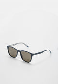 Schwarze rechteckige Sonnenbrille mit dunklen Gläsern und dünnen Bügeln, an der Seite mit "Hugo" gebrandet, auf einer weißen Oberfläche liegend.