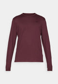 Langärmliges, kastanienbraunes Crewneck-Shirt mit einem kleinen schwarzen Nike-Logo auf der linken Brust, dargestellt vor einem weißen Hintergrund.