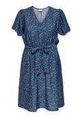 Blaues kurzes Kleid mit V-Ausschnitt, Paisley- und Blumenmuster, tailliert und mit einem vorn gebundenen Stoffgürtel.