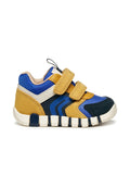 Blaues, gelbes und schwarzes Kleinkinderschuh mit Klettverschlüssen, aus Wildleder und Mesh-Materialien, konturiertem Design und strukturiertem Gummisohle.
