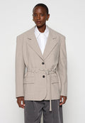 Hellbeige, oversized Blazer mit strukturiertem Design, doppelt knöpfbarem Verschluss, tailliertem Gürtel, vorderen Taschen und strukturiertem Stoff.