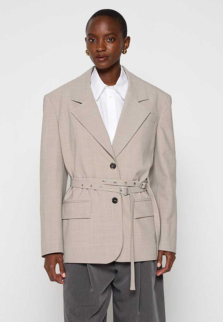 Hellbeige, oversized Blazer mit strukturiertem Design, doppelt knöpfbarem Verschluss, tailliertem Gürtel, vorderen Taschen und strukturiertem Stoff.