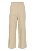 Beige weite Hose aus leichtem Stoff mit einem Standardbund, Fronttaschen und einem einzelnen Knopfverschluss.