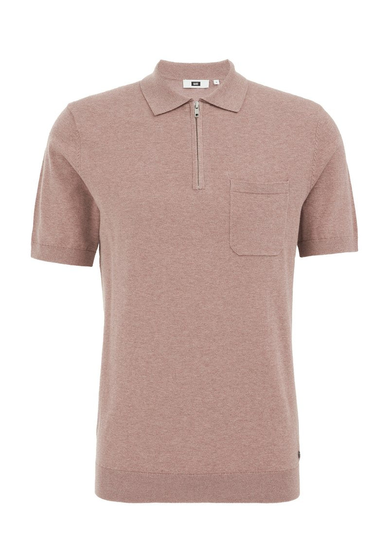 Kurzarm-Polohemd aus weichem, hellbraunem Strickmaterial. Verfügt über einen Reißverschlusskragen und eine Brusttasche. Gerippter Saum und Ärmel.