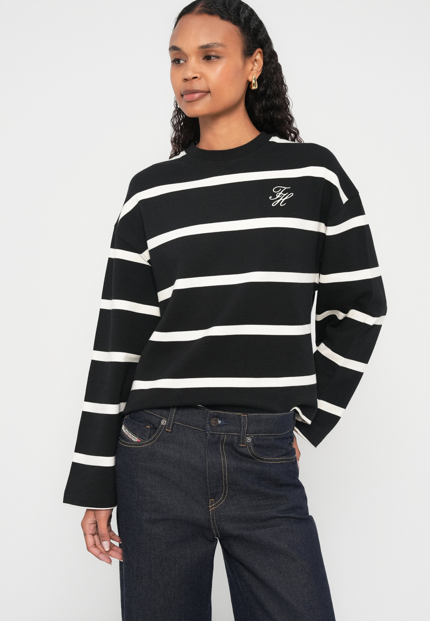 LOGO EMBROIDERY TERRY CREW NECK SWEATSHIRT Media 5