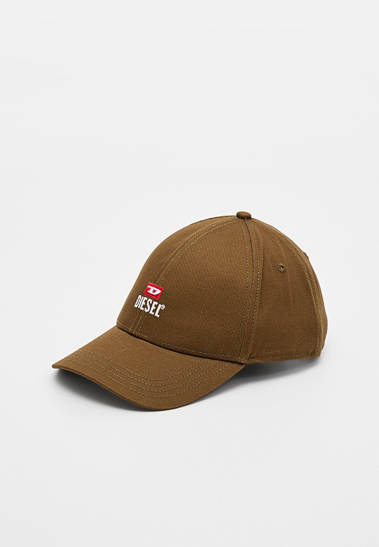 Braune Baseballkappe aus strukturiertem Stoff mit gebogenem Schirm. Auf der Vorderseite befindet sich ein rotes und weißes Logo mit der Aufschrift "DIESEL".