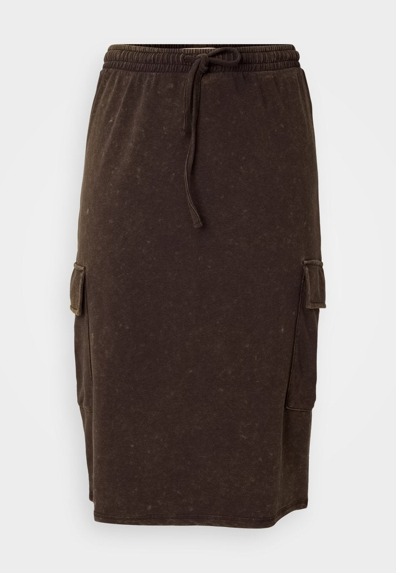 Brauner Baumwollmischung Midi-Rock mit elastischem Bund und Kordelzug. Seitliche Cargo-Taschen und lockere Passform. Dezente Textur.
