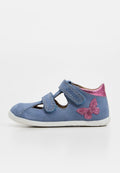 Blauer Kleinkindschuh mit zwei Klettverschlüssen, weißer Sohle, rosa metallicfarbenem Absatz und rosa Schmetterlingsverzierung an der Seite.