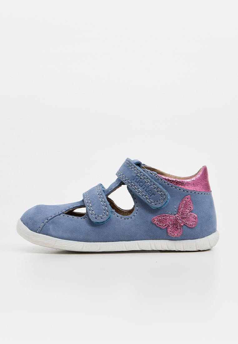 Blauer Kleinkindschuh mit zwei Klettverschlüssen, weißer Sohle, rosa metallicfarbenem Absatz und rosa Schmetterlingsverzierung an der Seite.