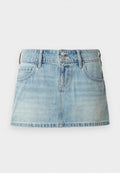 Denimrock in Hellblau, mit angepasster Taille, zwei Fronttaschen, zwei-Knopf-Verschluss und fransigem Saum.
