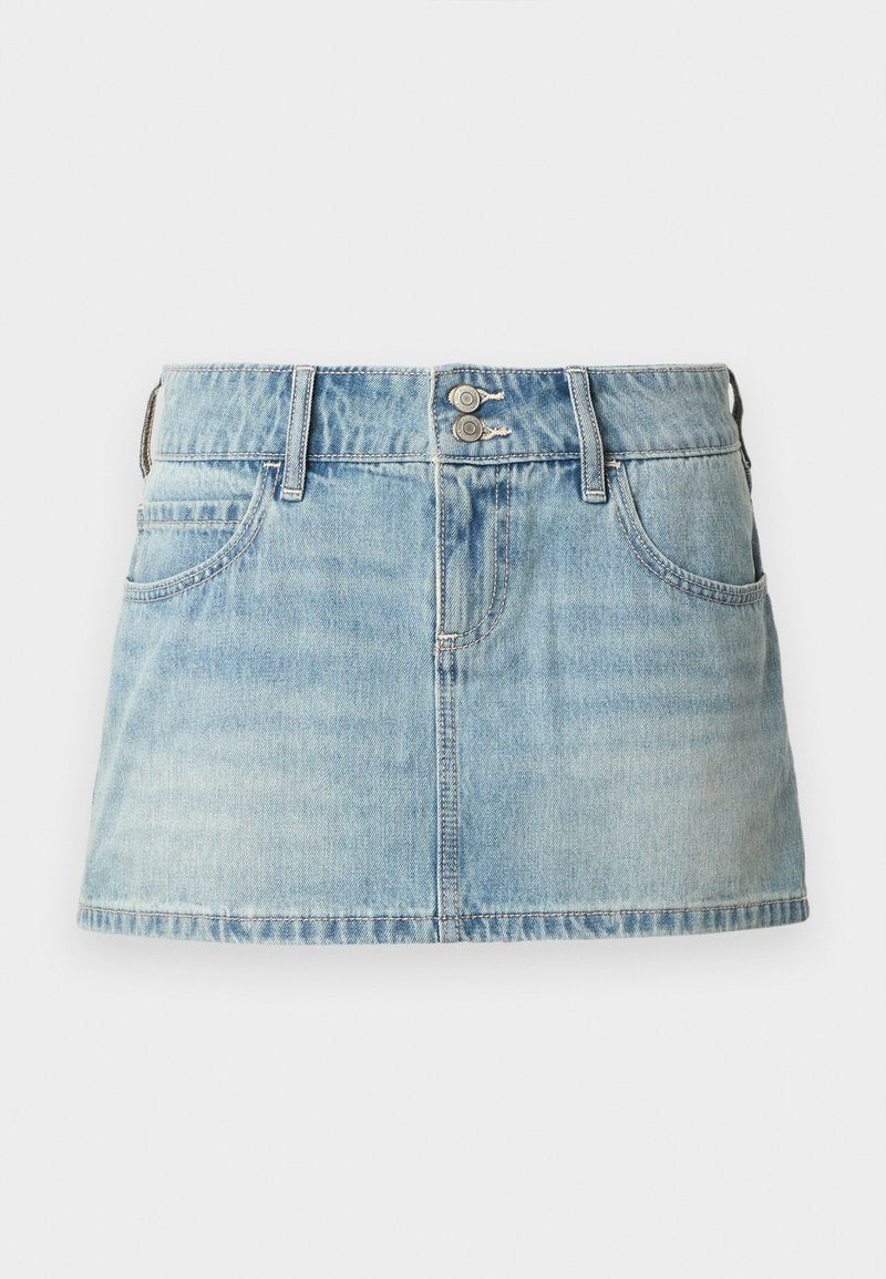 Denimrock in Hellblau, mit angepasster Taille, zwei Fronttaschen, zwei-Knopf-Verschluss und fransigem Saum.
