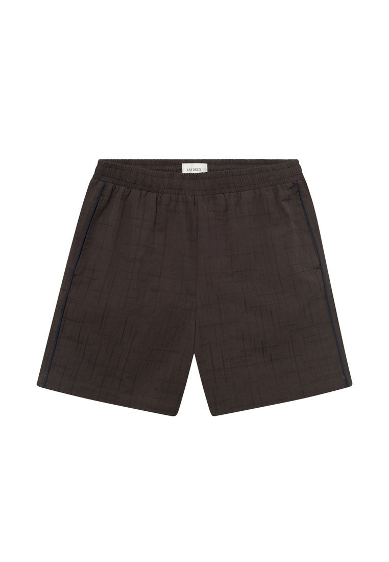 Dunkelbraune Shorts aus strukturiertem Stoff, mit einem elastischen Bund und dünnen blauen seitlichen Streifen. Einfaches, funktionales Design ohne Taschen.