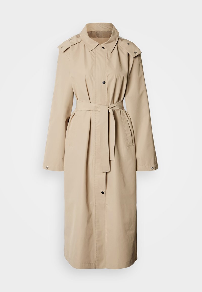 Beiger Trenchcoat mit tailliertem Gürtel, langen Ärmeln, Schulterklappen und vorderer Knopfleiste. Glattes Material mit zwei Seitentaschen.