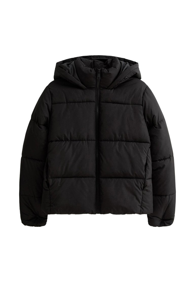 Schwarze gepolsterte Jacke mit Kapuze, ausgestattet mit einem Reißverschluss vorne, gestepptem Design und elastischen Bündchen. Glattes Material mit matter Oberfläche.