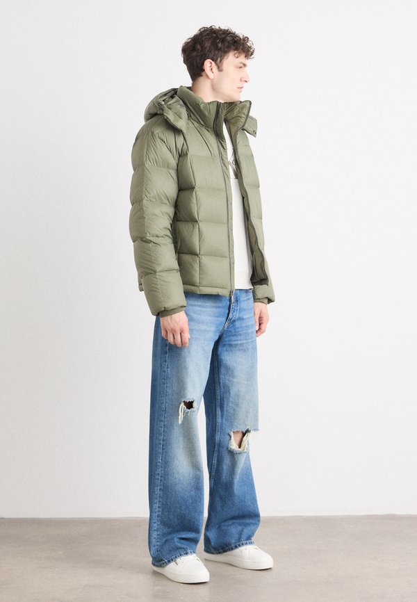 Calvin Klein DETACHABLE HOOD