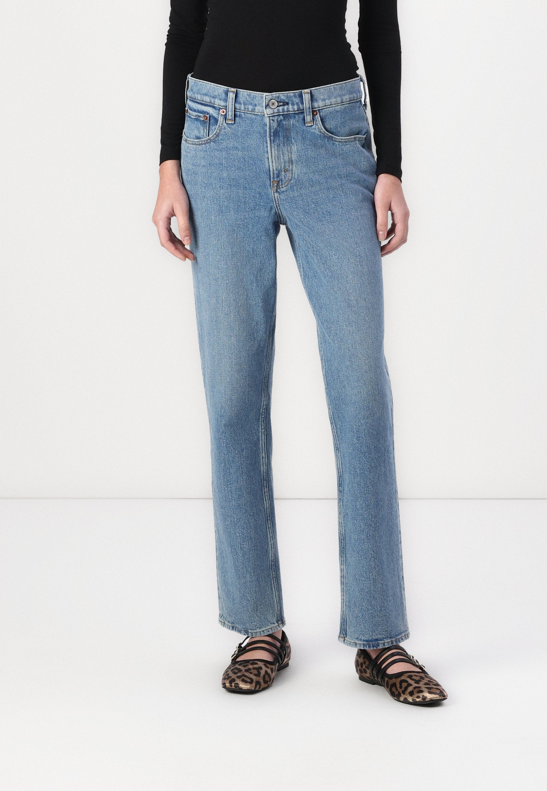 Abercrombie & Fitch Curve Love Mid Rise 90s Straight Jean