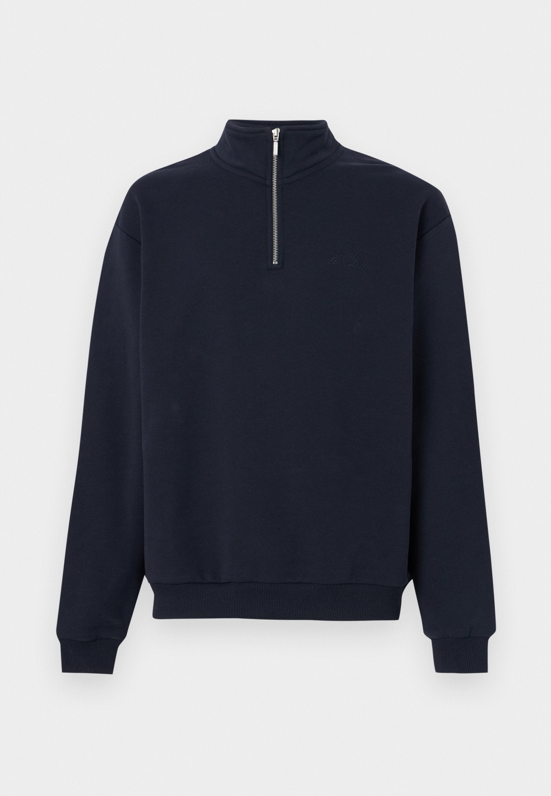 Marineblauer Pulli mit halbgeschlossener Kragen, gerippten Bündchen und Saum. Verfügt über gestickten Text auf der Vorderseite, gefertigt aus weicher Stoff.