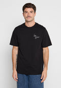 Schwarzes Baumwoll-T-Shirt mit lockerer Passform, kurzen Ärmeln und einem weißen, geschwungenen Logo auf der linken Brust. Glatte Textur, simples Design.