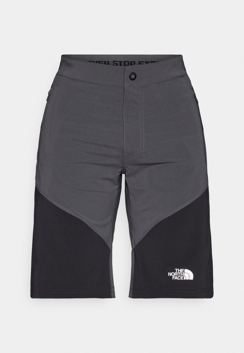 Graue und schwarze Shorts mit einem Paneeldesign, vorderem Knopfverschluss und dem Logo von The North Face. Hergestellt aus einem leichten, strapazierfähigen Stoff.