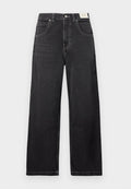 Schwarze Jeans mit weitem Bein aus Denim, mit fünf Taschen, kontrastierenden weißen Nähten und einem Knopfverschluss in der Taille.