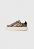 Niedrig geschnittene Sneaker mit mauvefarbigen Schnürsenkeln, metallic glänzender Seitenplatte mit eingeprägtem Blumenmuster und dicker, cremefarbener Sohle mit strukturiertem Absatz.