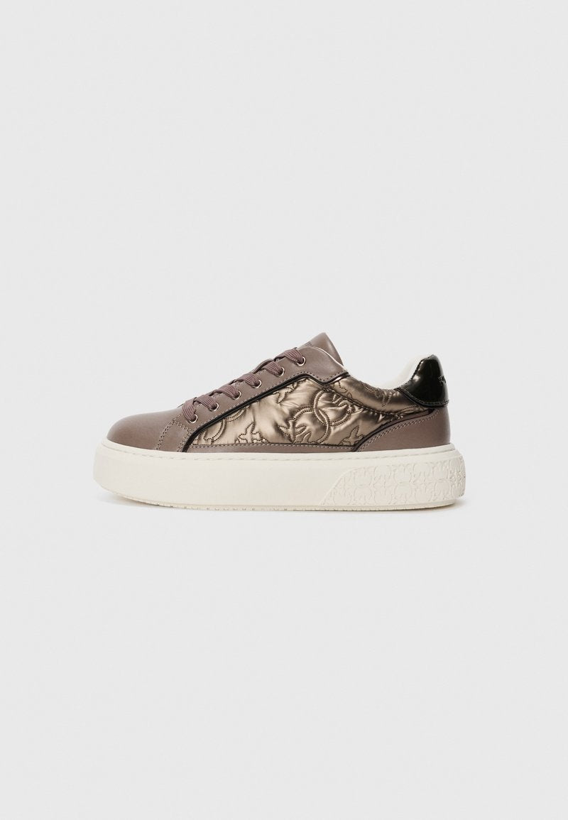 Niedrig geschnittene Sneaker mit mauvefarbigen Schnürsenkeln, metallic glänzender Seitenplatte mit eingeprägtem Blumenmuster und dicker, cremefarbener Sohle mit strukturiertem Absatz.