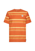 Oranges T-Shirt mit horizontalen gelben und weißen Streifen, rundem Ausschnitt und einem kleinen runden Logo auf der linken Brust.