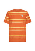 Oranges T-Shirt mit horizontalen gelben und weißen Streifen, rundem Ausschnitt und einem kleinen runden Logo auf der linken Brust.