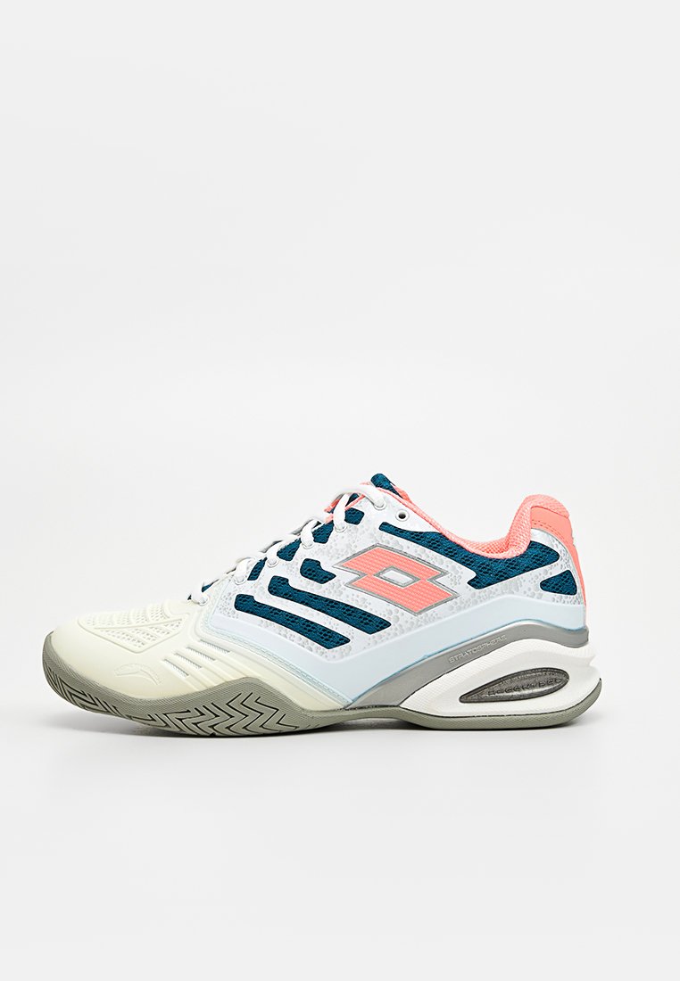 Tennisschuh mit einem weißen Mesh-Obermaterial, marineblauen Akzenten, pinkem Fersenbereich und strukturiertem Sohlendesign mit einer grauen Gummi-Außensohle. Auffälliges Logo-Detail an der Seite.