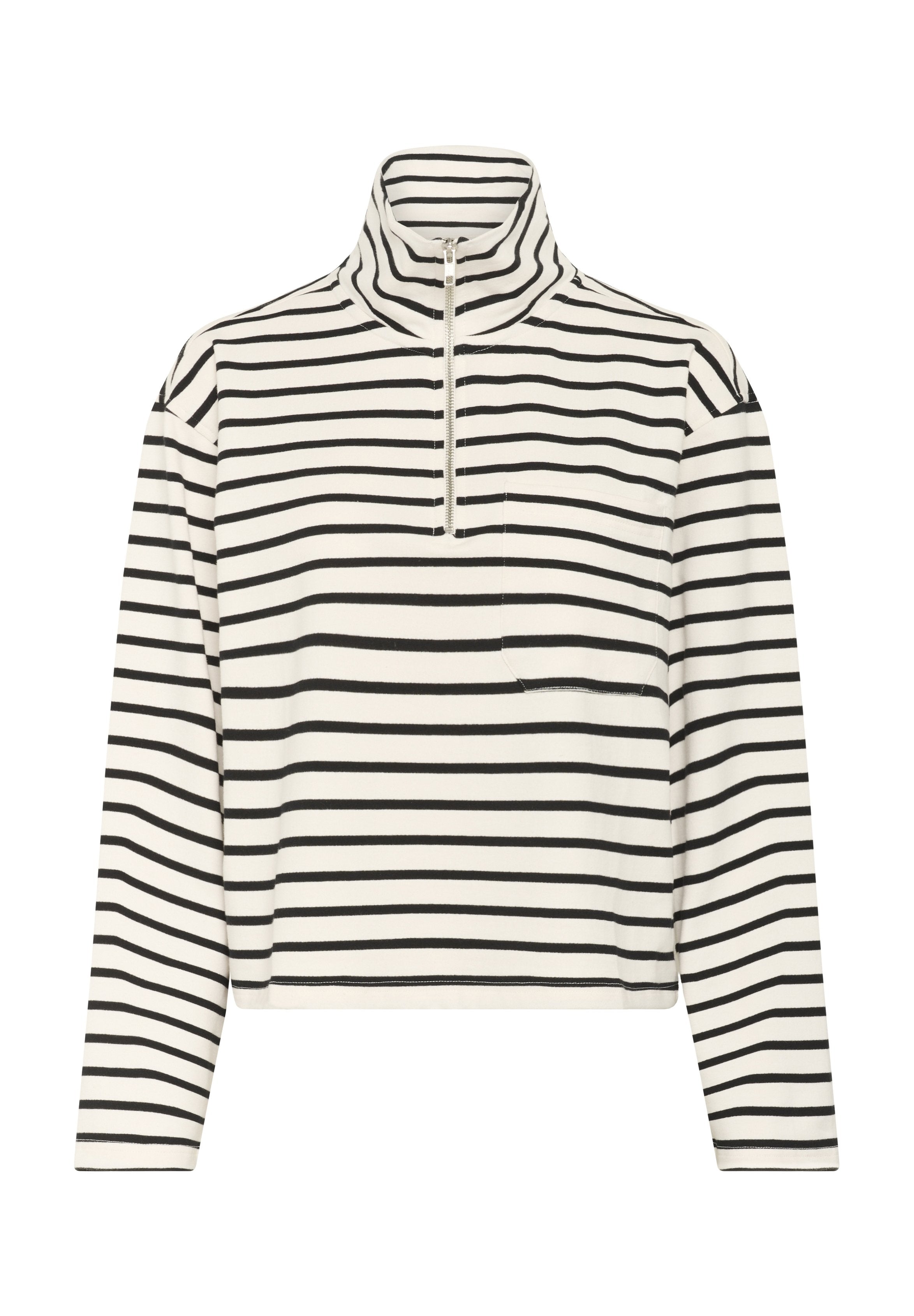 Gestreifter Pullover mit hohem Kragen, schwarz-weißen Streifen auf cremefarbenem Hintergrund, mit Viertelreißverschluss und einer Brusttasche. Material aus Baumwollmischung.