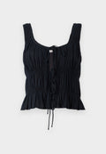 Schwarzes Cropped-Top aus strukturiertem Stoff, mit Smock-Design, verstellbarem Bindeband vorne und breiten Schulterträgern.