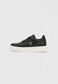 Schwarzer Sneaker aus Leder mit weißer Plateausohle, flachen Schnürsenkeln, goldfarbenem Logodetail und perforiertem Zehenbereich. Glatte Textur mit kontrastierenden Nähten.