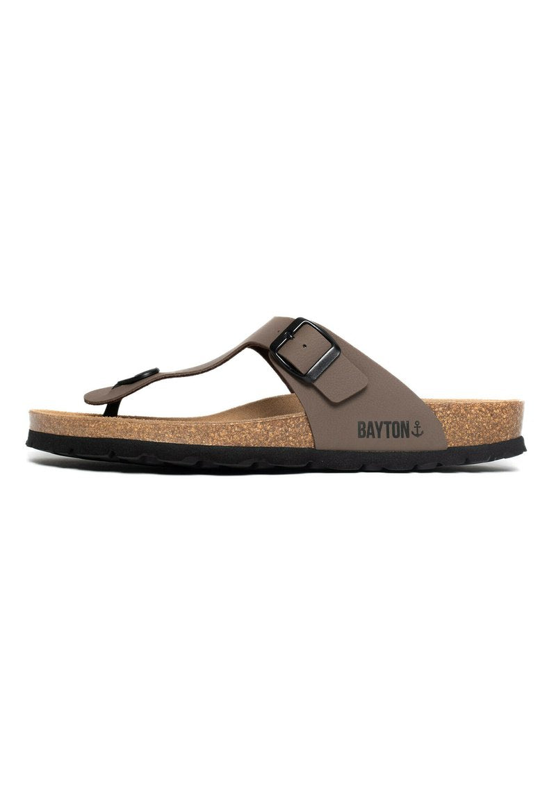 Braune Gummi-Flip-Flopsandale mit verstellbarem Riemen, Korkfußbett und strukturiertem schwarzen Sohle. Mit "BAYTON" Branding an der Seite.
