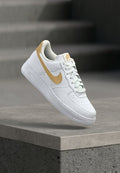 Nike Sportswear AIR FORCE 1 07 NEXT NATURE - Trainers - white/metallic gold-coloured