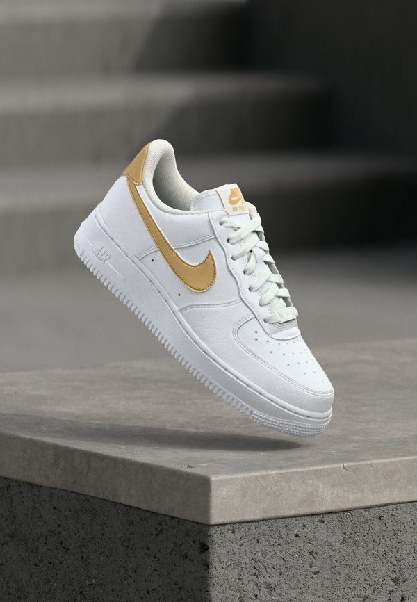 Nike Sportswear AIR FORCE 1 07 NEXT NATURE - Trainers - white/metallic gold-coloured