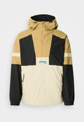 Windbreaker-Jacke in Beige, Schwarz und Creme. Verfügt über ein Viertel-Reißverschluss-Design, verstellbare Kapuze und seitliche Reißverschlusstaschen. Logo auf der Brust.