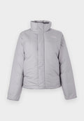 Hellgraue gesteppte Steppjacke mit hohem Kragen, durchgehendem Reißverschluss vorne und horizontalen Steppnähten. Verfügt über ein Logo auf der linken Brustseite und lange Ärmel.