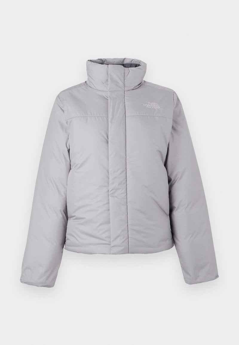 Hellgraue gesteppte Steppjacke mit hohem Kragen, durchgehendem Reißverschluss vorne und horizontalen Steppnähten. Verfügt über ein Logo auf der linken Brustseite und lange Ärmel.