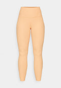 Hochtaillierte, gerippte Leggings in Pfirsichfarbe. Sie zeichnen sich durch ein elastisches, figurbetontes Design ohne sichtbare Beschläge oder Muster aus.