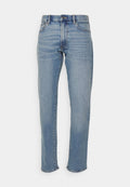 Hellblaue Jeans aus Denim mit geradem Schnitt, klassischem Fünf-Taschen-Design und subtiler Ausbleichung des Stoffes für Textur.