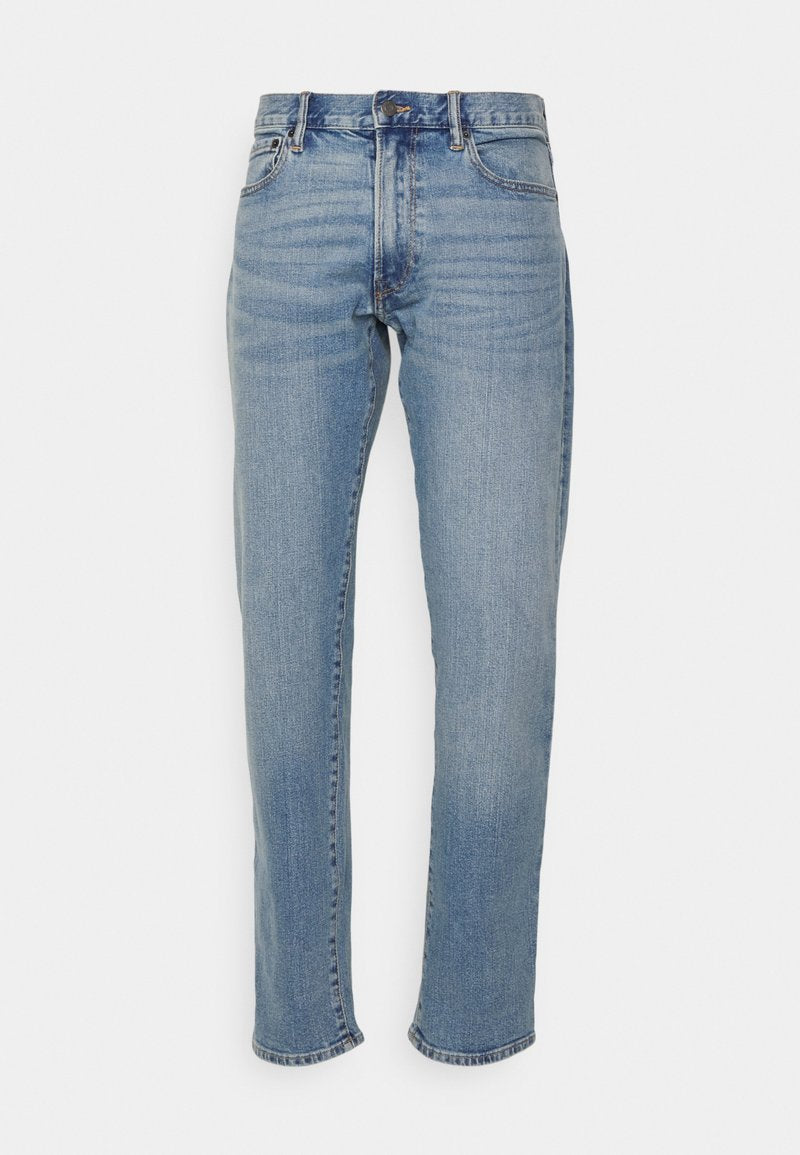 Hellblaue Jeans aus Denim mit geradem Schnitt, klassischem Fünf-Taschen-Design und subtiler Ausbleichung des Stoffes für Textur.