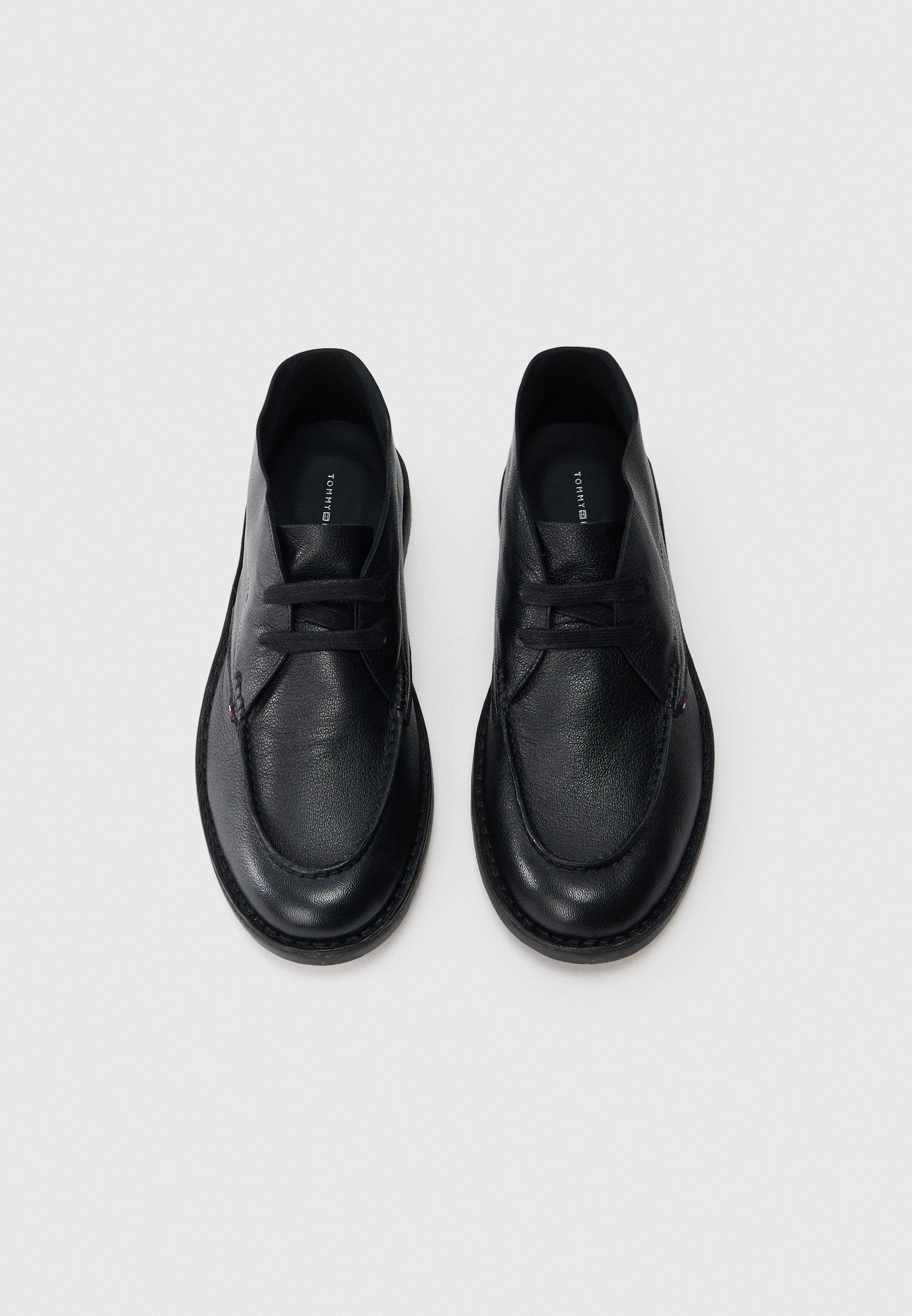 LEATHER TOPSTITCH LACE-UP CHUKKA BOOTS Media 4