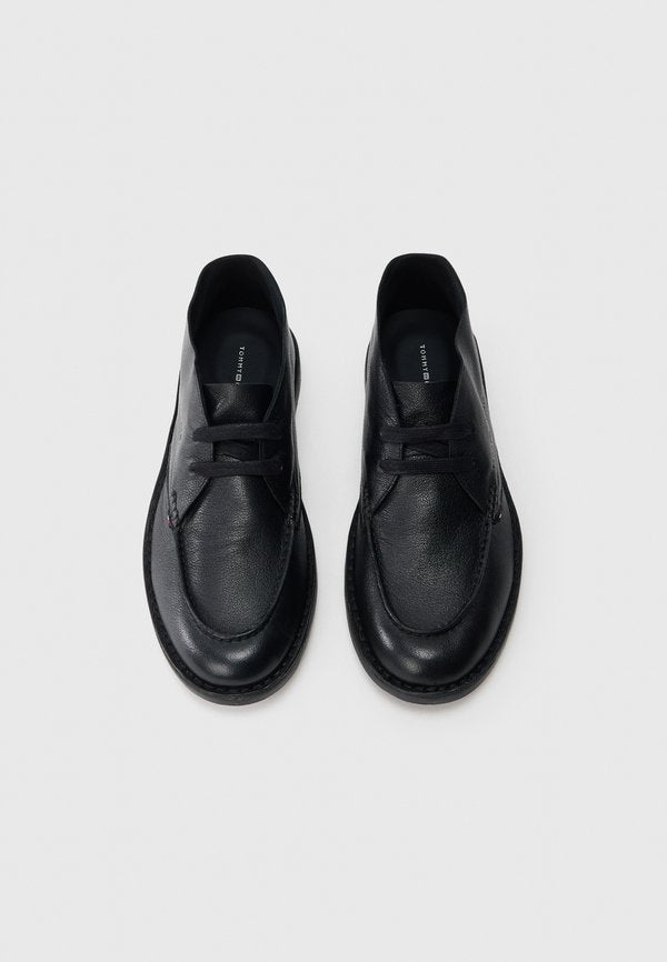 Tommy Hilfiger LEATHER TOPSTITCH LACE-UP CHUKKA BOOTS