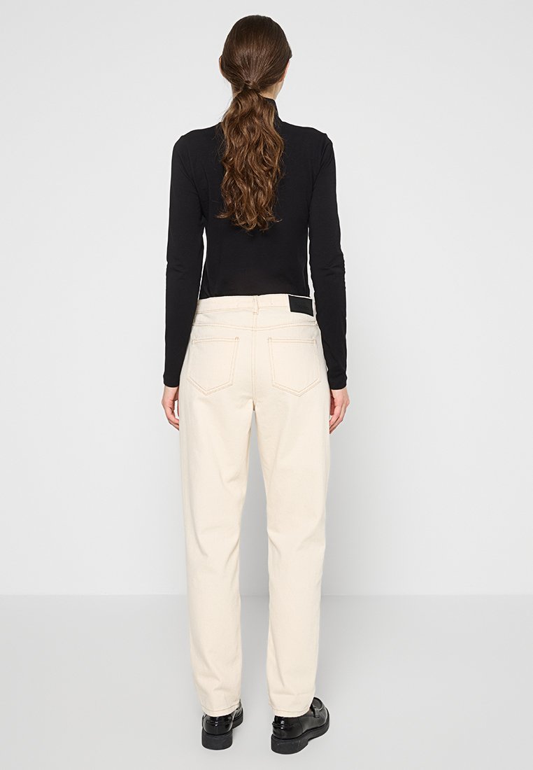 KARL LAGERFELD Mom Jeans Media 3