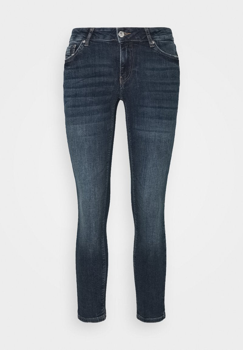 Dunkelblaue Denim-Jeans mit schlankem Schnitt, ausgestattet mit einem klassischen Reißverschluss, fünf Taschen und dezenten Ausbleichungen auf der Vorderseite.