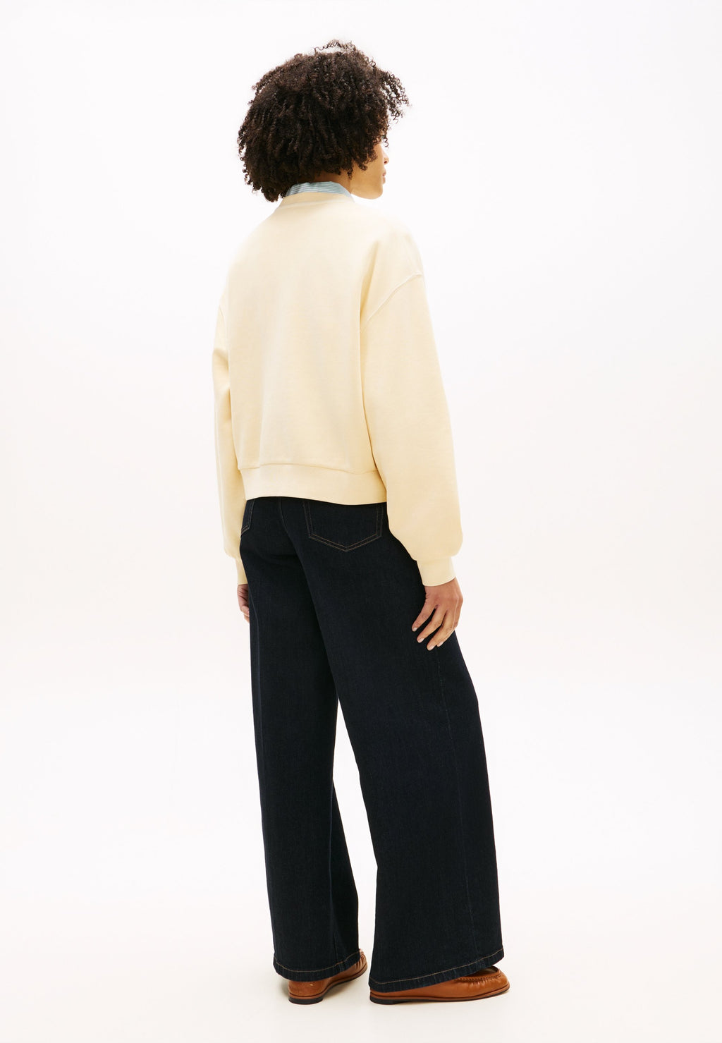 CREST EMBROIDERY RELAXED TERRY SWEATSHIRT Media 4