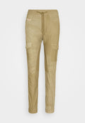 Beige Cargo-Hosen aus leichtem Material, mit einem elastischen Bund und Kordelzug, Seitentaschen und umgeschlagenen Säumen.