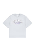 Hellgraues Oversized-T-Shirt mit rundem Ausschnitt, vorne mit einem glänzenden "ALPHA STUDIO EDITION"-Grafik in irisierenden Farben.
