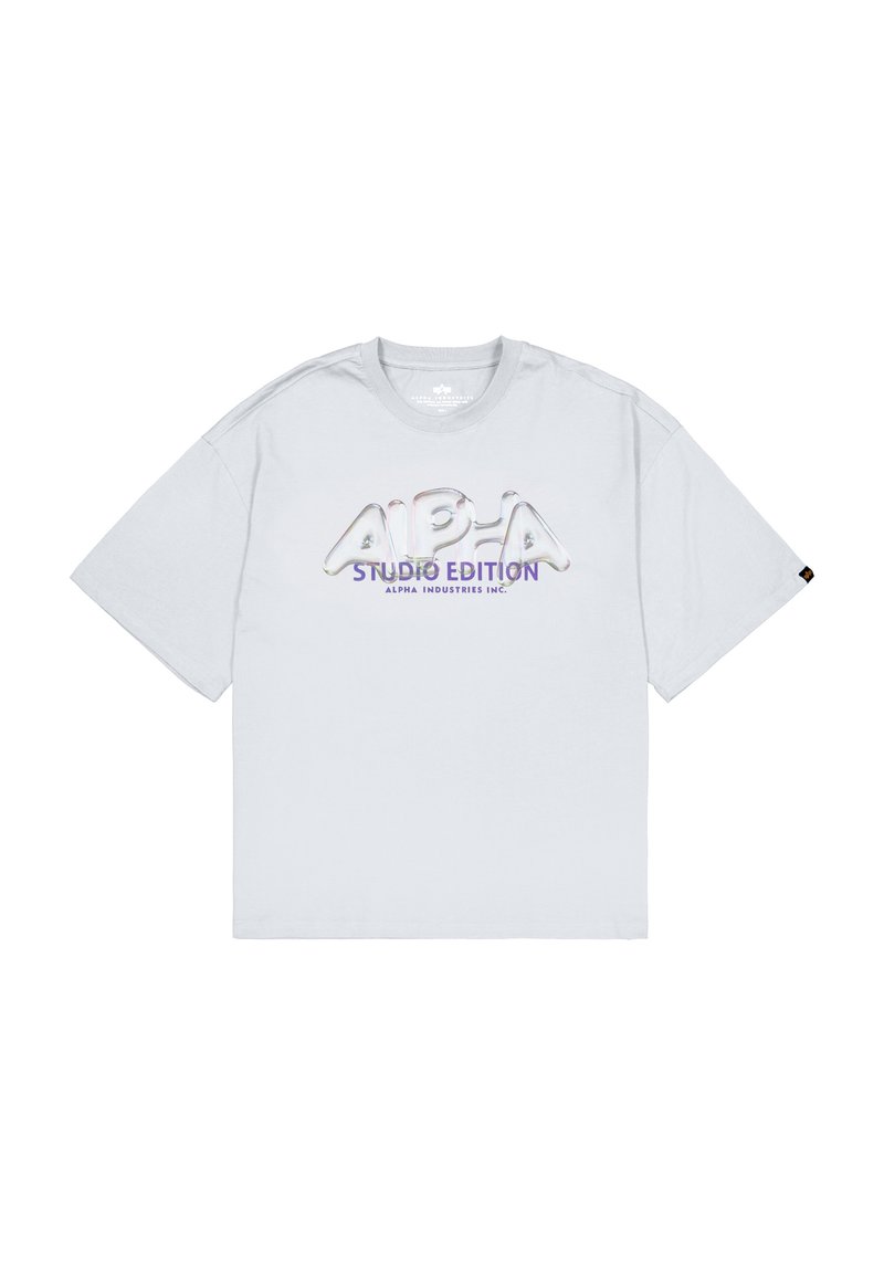 Hellgraues Oversized-T-Shirt mit rundem Ausschnitt, vorne mit einem glänzenden "ALPHA STUDIO EDITION"-Grafik in irisierenden Farben.